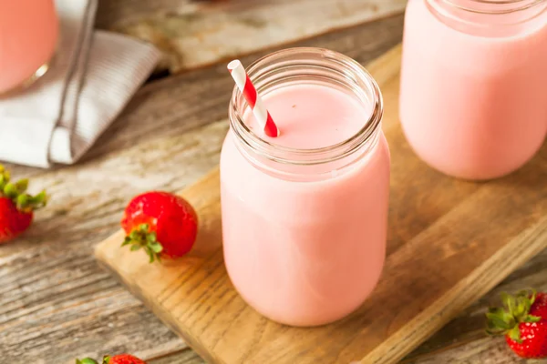 Zelfgemaakte biologische aardbeien melk — Stockfoto