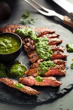Chimichurri ile ev yapımı pişmiş etek biftek 