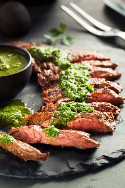 Chimichurri ile ev yapımı pişmiş etek biftek 