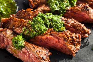 Chimichurri ile ev yapımı pişmiş etek biftek 