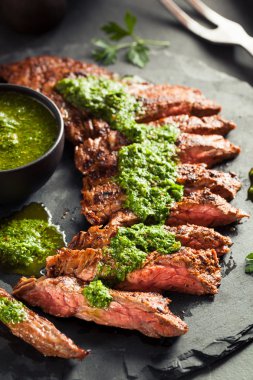 Chimichurri ile ev yapımı pişmiş etek biftek 