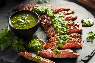 Chimichurri ile ev yapımı pişmiş etek biftek 