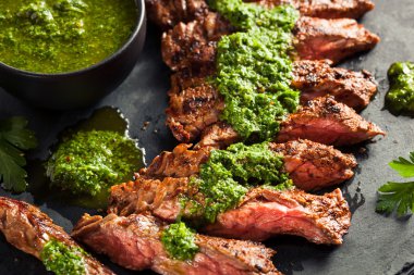 Chimichurri ile ev yapımı pişmiş etek biftek 