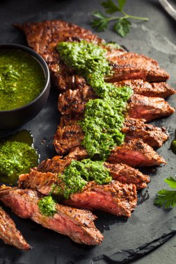 Chimichurri ile ev yapımı pişmiş etek biftek 