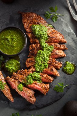 Chimichurri ile ev yapımı pişmiş etek biftek 