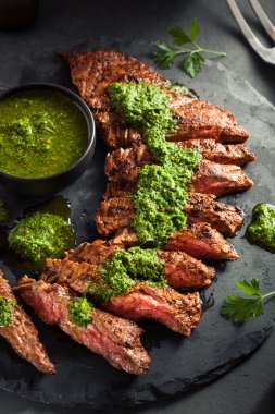 Chimichurri ile ev yapımı pişmiş etek biftek 