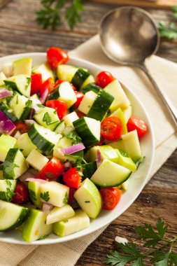 Sağlıklı organik salatalık salatası