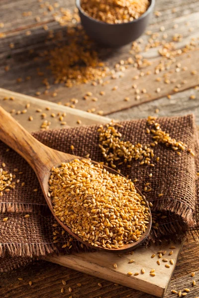 Сырые органические семена золотого льна — стоковое фото