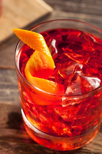 โฮมเมด boozy Negroni ค็อกเทล — ภาพถ่ายสต็อก