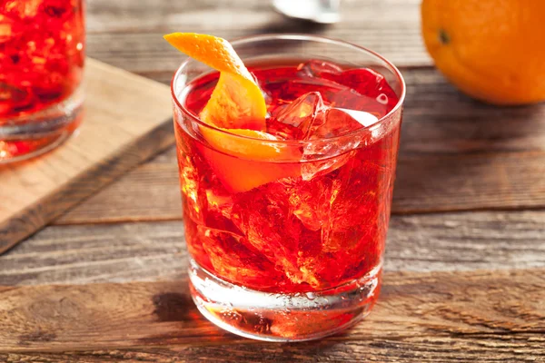 Zelfgemaakte dronken Negroni Cocktail — Stockfoto