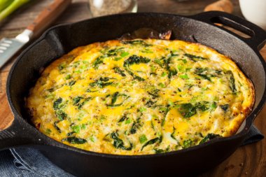 Ev yapımı ıspanak ve peynir Fritatta