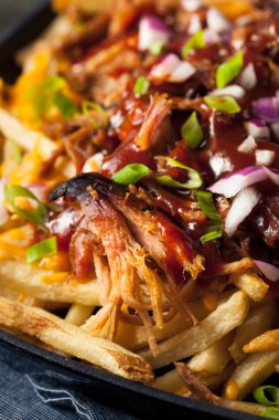 Ev yapımı Barbekü Domuz kızartması çekti