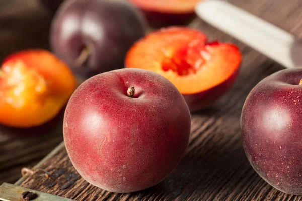 Rohe schwarze Bio-Aprikosenfrüchte — Stockfoto