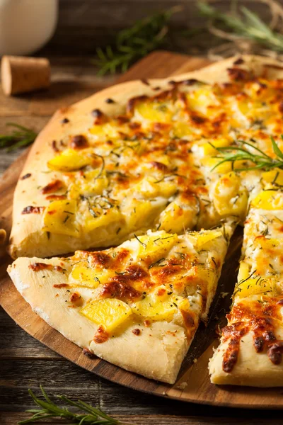 Pizza maison au romarin aux pommes de terre — Photo