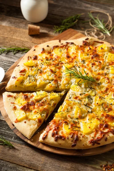 Pizza maison au romarin aux pommes de terre — Photo