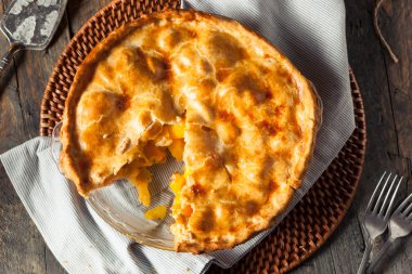 Ev yapımı sıcak şeftalili pasta