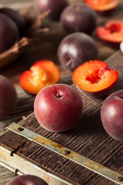 Ham organik siyah kayısı meyve