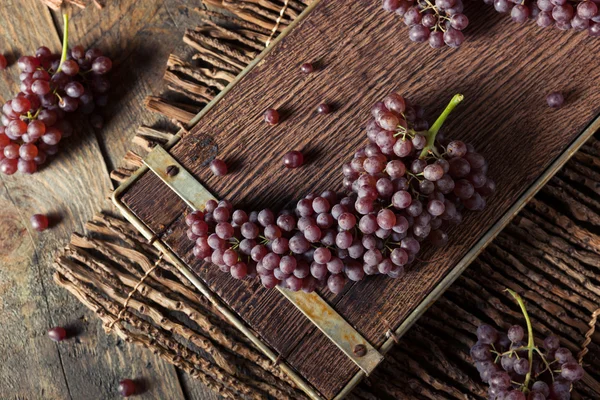 Rohe Bio-Tafelchampagner-Trauben — Stockfoto