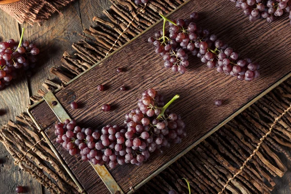 Nyers szerves tábla pezsgő szőlő — Stock Fotó