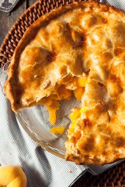 Домашний теплый персиковый пирог — стоковое фото
