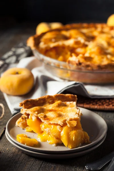 Домашний теплый персиковый пирог — стоковое фото
