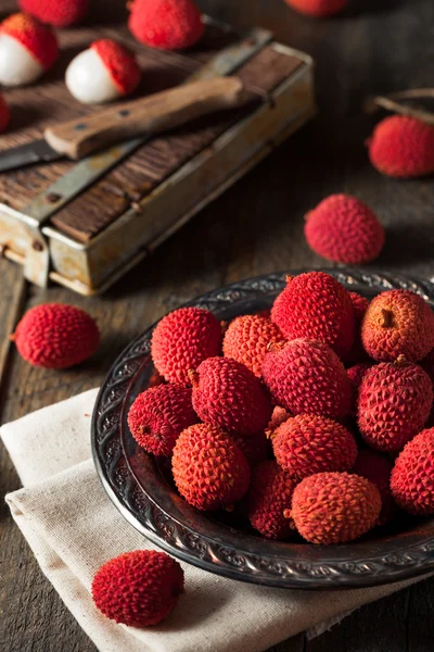 Råa ekologiska röd Litchi bär — Stockfoto