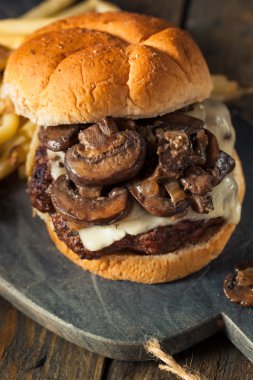 Ev yapımı Grassfed mantar ve İsviçre peyniri Hamburger