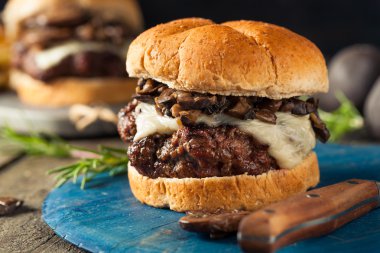 Ev yapımı Grassfed mantar ve İsviçre peyniri Hamburger