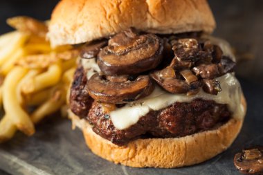 Ev yapımı Grassfed mantar ve İsviçre peyniri Hamburger
