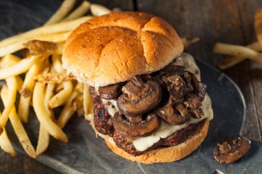 Ev yapımı Grassfed mantar ve İsviçre peyniri Hamburger