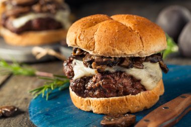 Ev yapımı Grassfed mantar ve İsviçre peyniri Hamburger