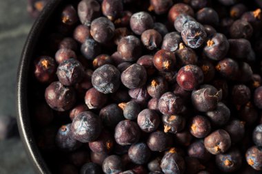 Ham organik ardıç meyveleri