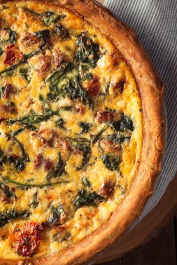 Brunch için ev yapımı peynirli yumurta kiş