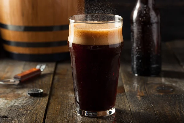 Δροσιστικό κρύο σκληρό αλκοολούχα Root Beer — Φωτογραφία Αρχείου