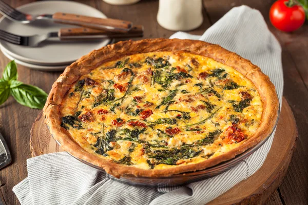 Quiche casero de huevo con queso para el almuerzo —  Fotos de Stock