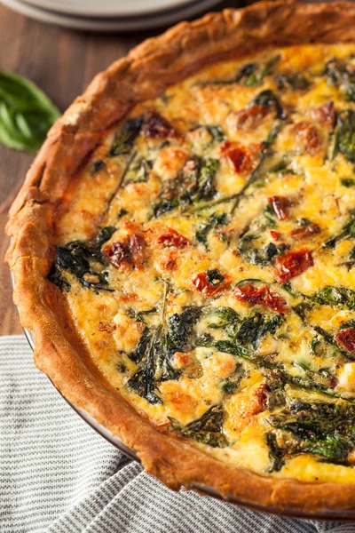 Quiche casero de huevo con queso para el almuerzo — Foto de Stock