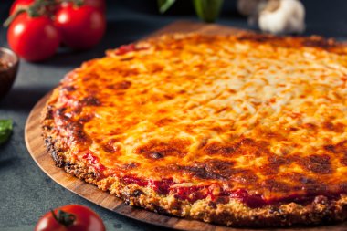 Sağlıklı ev yapımı Quinoa kabuk peynirli Pizza