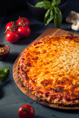 Sağlıklı ev yapımı Quinoa kabuk peynirli Pizza