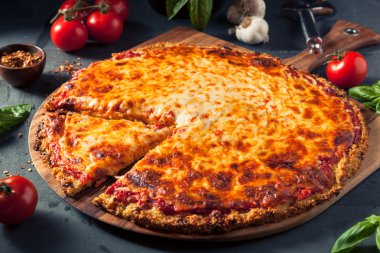 Sağlıklı ev yapımı Quinoa kabuk peynirli Pizza