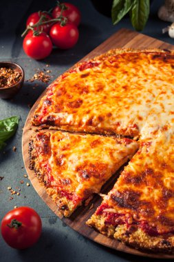 Sağlıklı ev yapımı Quinoa kabuk peynirli Pizza