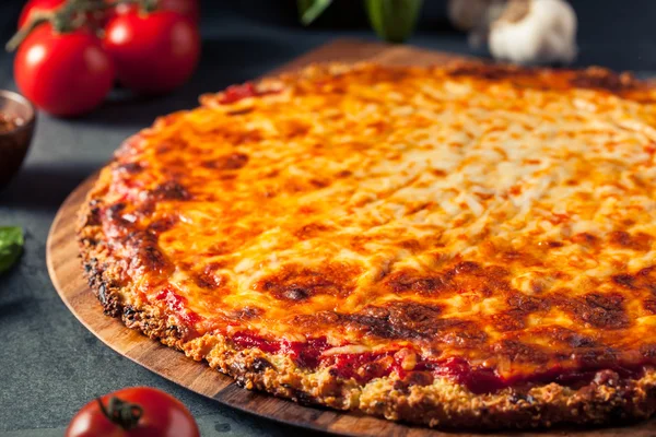 Gesunde hausgemachte Quinoa-Kruste-Käsepizza — Stockfoto