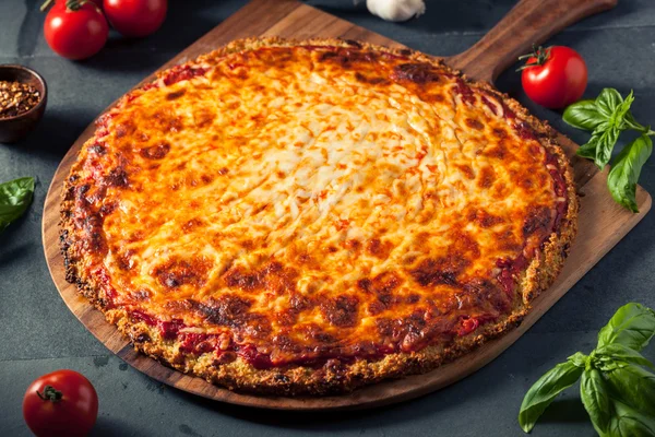 Gezonde zelfgemaakte Quinoa korst kaas Pizza — Stockfoto