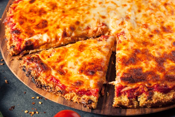 Gesunde hausgemachte Quinoa-Kruste-Käsepizza — Stockfoto