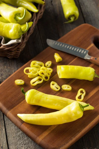 Peperoni di banana gialli biologici crudi — Foto Stock