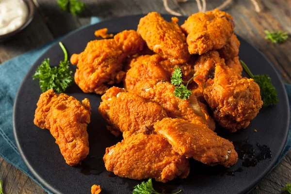 Pittige Deep Fried gepaneerd kippenvleugeltjes — Stockfoto