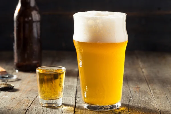 Birra rinfrescante e Whiskey Shot Caldaia — Foto Stock