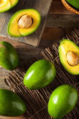 Ham yeşil organik Florida avokado