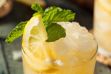 Ev yapımı ayyaş Bourbon viski Smash