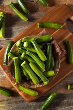 Ham yeşil organik bebek kabak