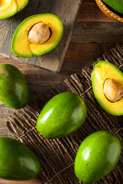 Rauwe groene biologische Florida avocado 's — Stockfoto
